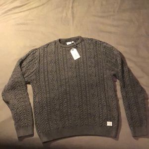 Men’s Cable knit long sleeve sweater. New